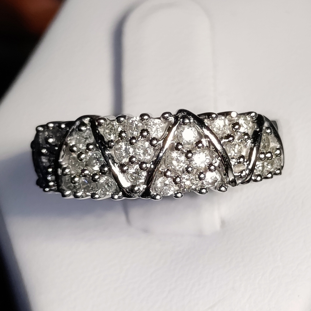 Beautiful 10K 1CTW Diamond Ring/Band - Picture 3 of 13